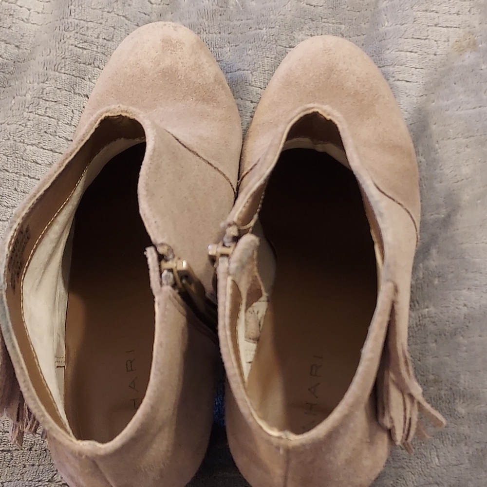 Tahari Camila Booties Suede Tan Beige Fringe Western 8 Boho Festival - Picture 6 of 14